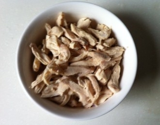 圖5：也可將煮熟的雞肉撕成條狀或絲狀給狗狗食用