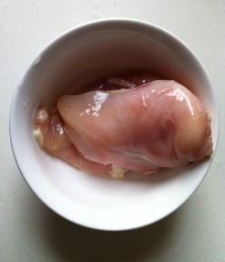 圖4：最好給狗狗選用剔骨的雞胸肉