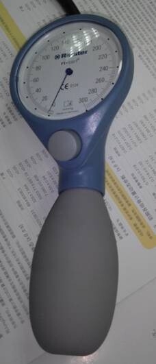 手柄，儀表盤，使氣囊充氣，最後血壓值反應在儀表盤上的數值上。充氣後，摁下按鈕，氣囊放氣。