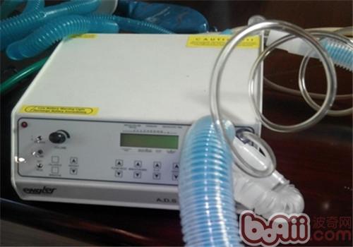 麻醉機兼呼吸機。麻醉機工作，通過氧氣的輸入，將氣化的麻醉藥通過套管經氣管插管進入呼吸系統，產生麻醉效果。有不同廠家生產，此款為美國ADS2000