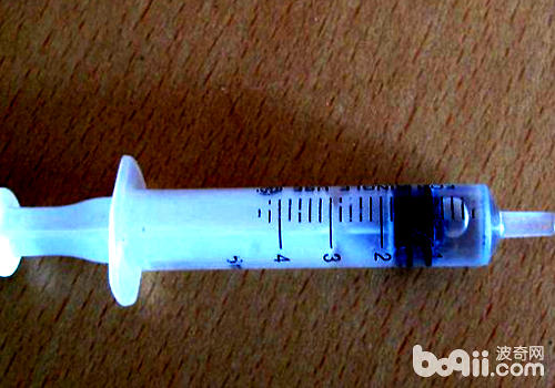 可用針筒將藥物注入貓咪口腔內